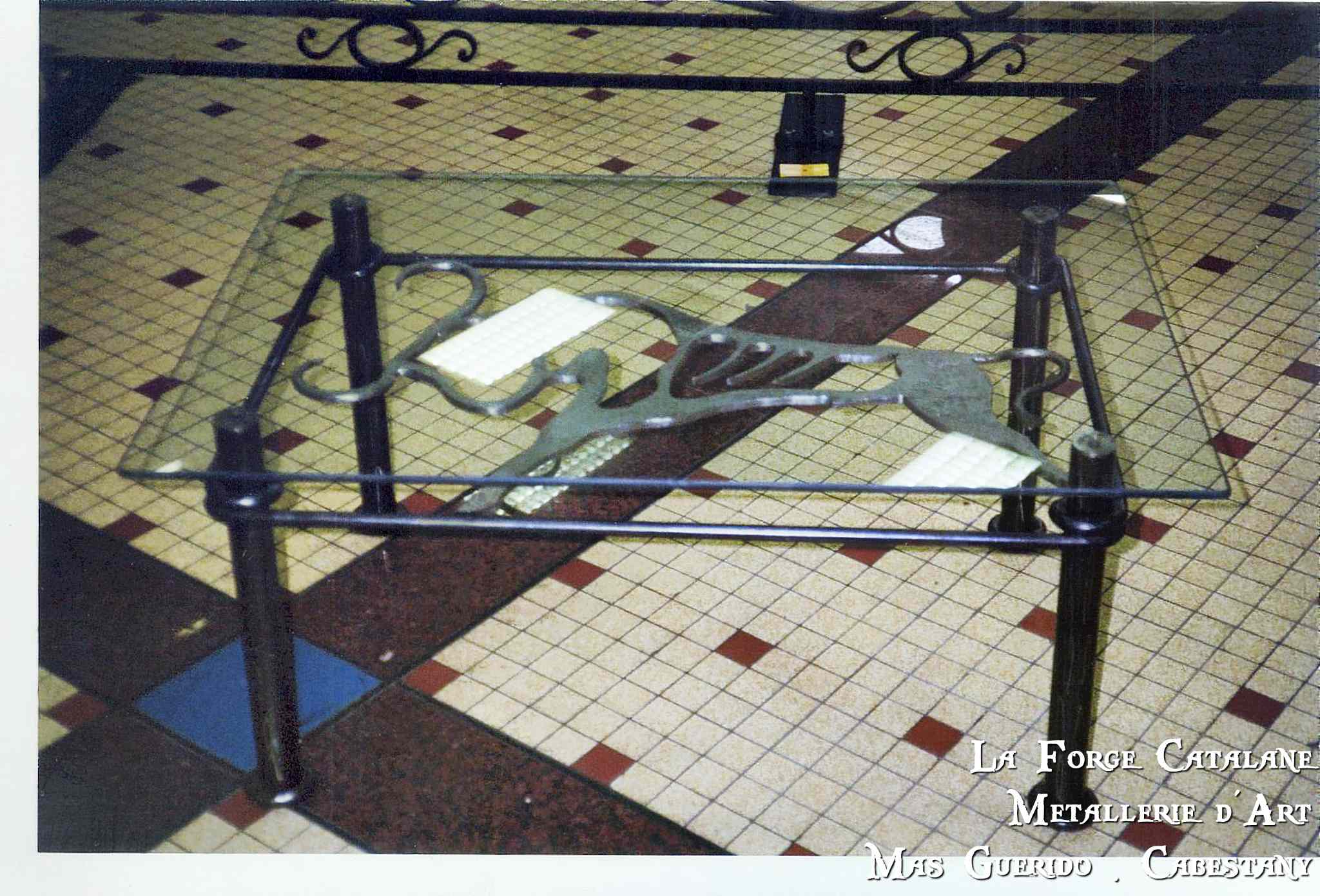 table en fer motif taureau decoupe au laser  forge catalane.jpg